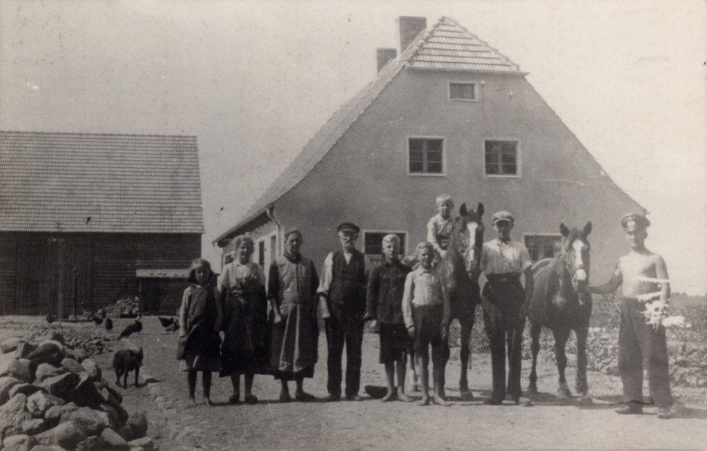 Schmidtke vor Haus in Stolp
